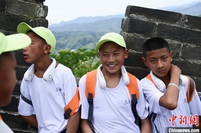 特写：一道彩虹下的40名藏族孩子北京行