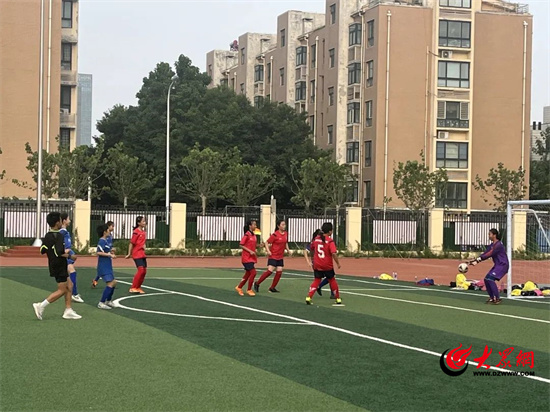 潍坊市育才学校：“足”梦绿茵，“球”童存谊