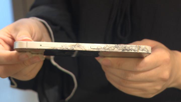 女孩给iphone充电遭电击致内脏受损,女孩充电时玩手机被电击面临截肢