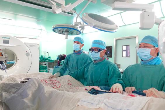 72岁大爷肚子鼓像气球打不动,七十岁大爷挺着大肚子