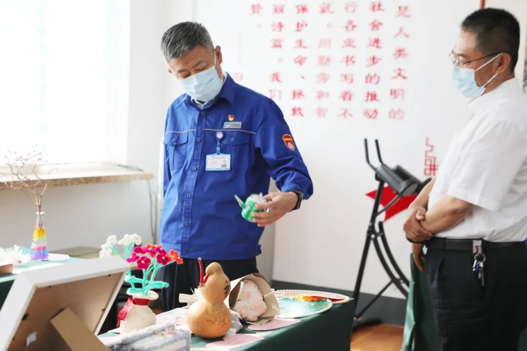海化集团“幸福女工之家”手工作品展得到潍坊市总工会领导点赞