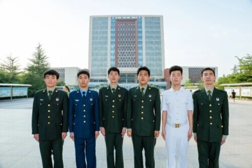 一个宿舍三个退役军人，剩下那位：“你感动吗？我不敢动！”