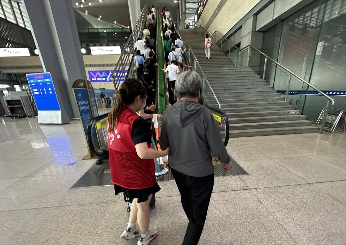 图话丨服务旅客超60万人，太原站“志愿红”活跃在暑运一线