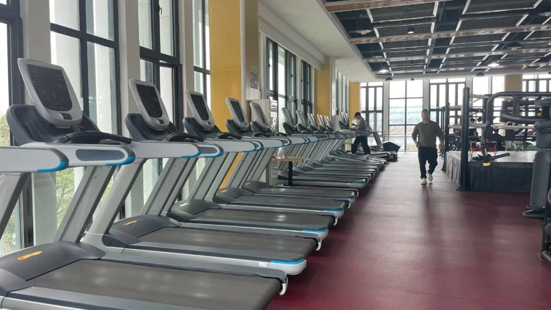 游泳馆体育中心,游泳馆里游泳健身
