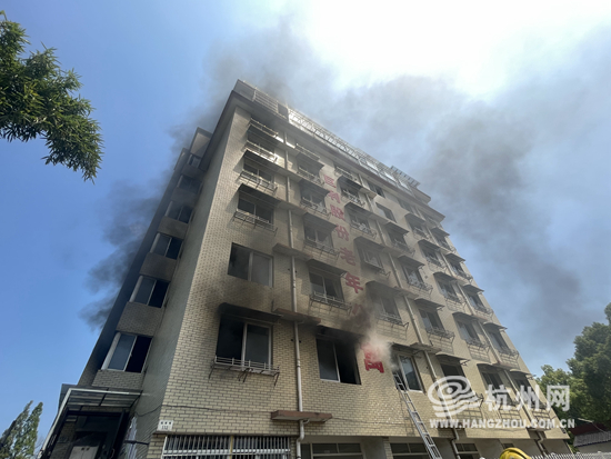 楼上电瓶车着火怎么处理,楼道电动车起火怎么逃生