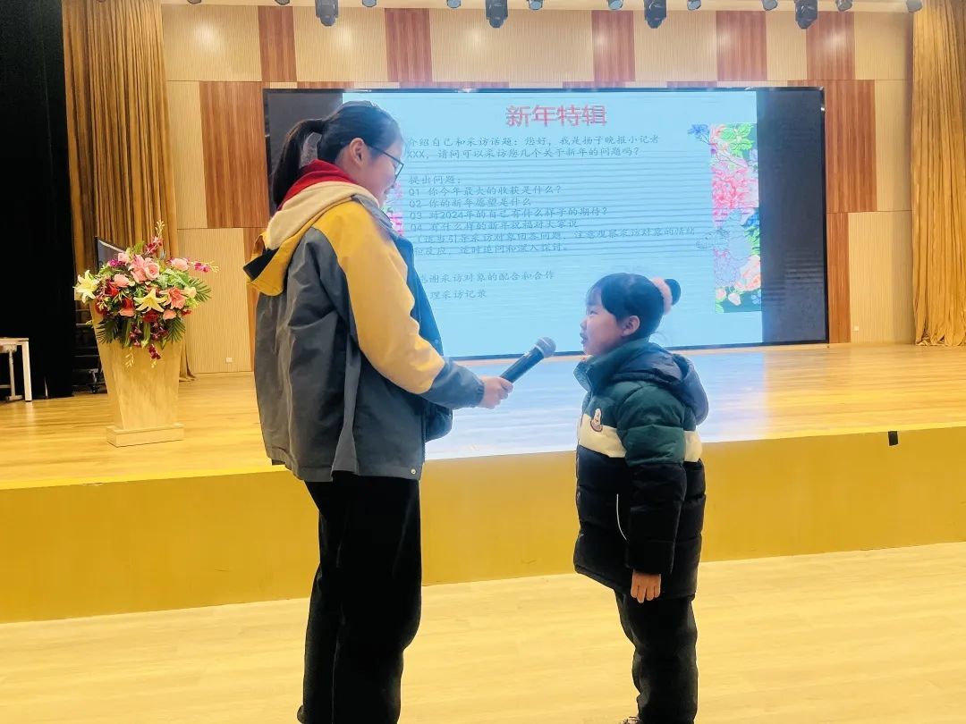 南京大学记者去采访,记者走进学校采访新闻