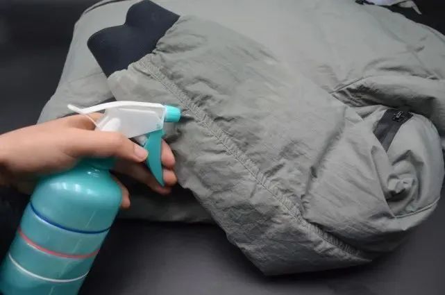 用洗衣机洗羽绒服的正确方法,穿一冬天的羽绒服怎么洗