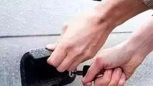 车辆被冻住了怎么解冻,车子被冻住了怎么解决