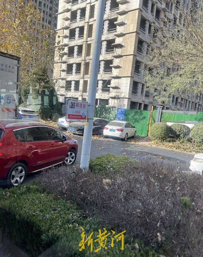 公交临时停靠站牌,公交站牌贴在电线杆上