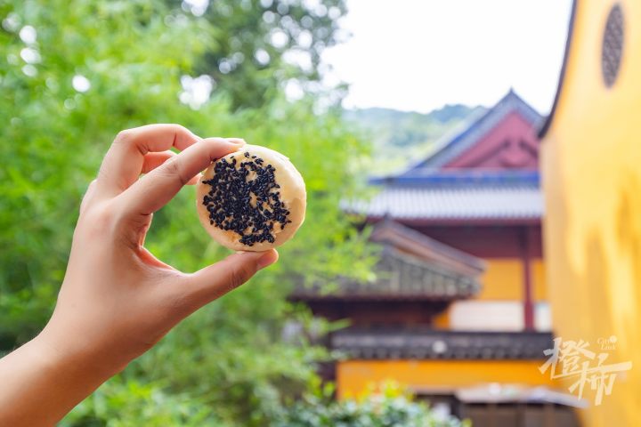 杭州各大寺庙“筒儿月饼”陆续开售！橙柿独家探访中天竺“月饼厨房”：吃货最惦记的素月饼是怎么做出来的？