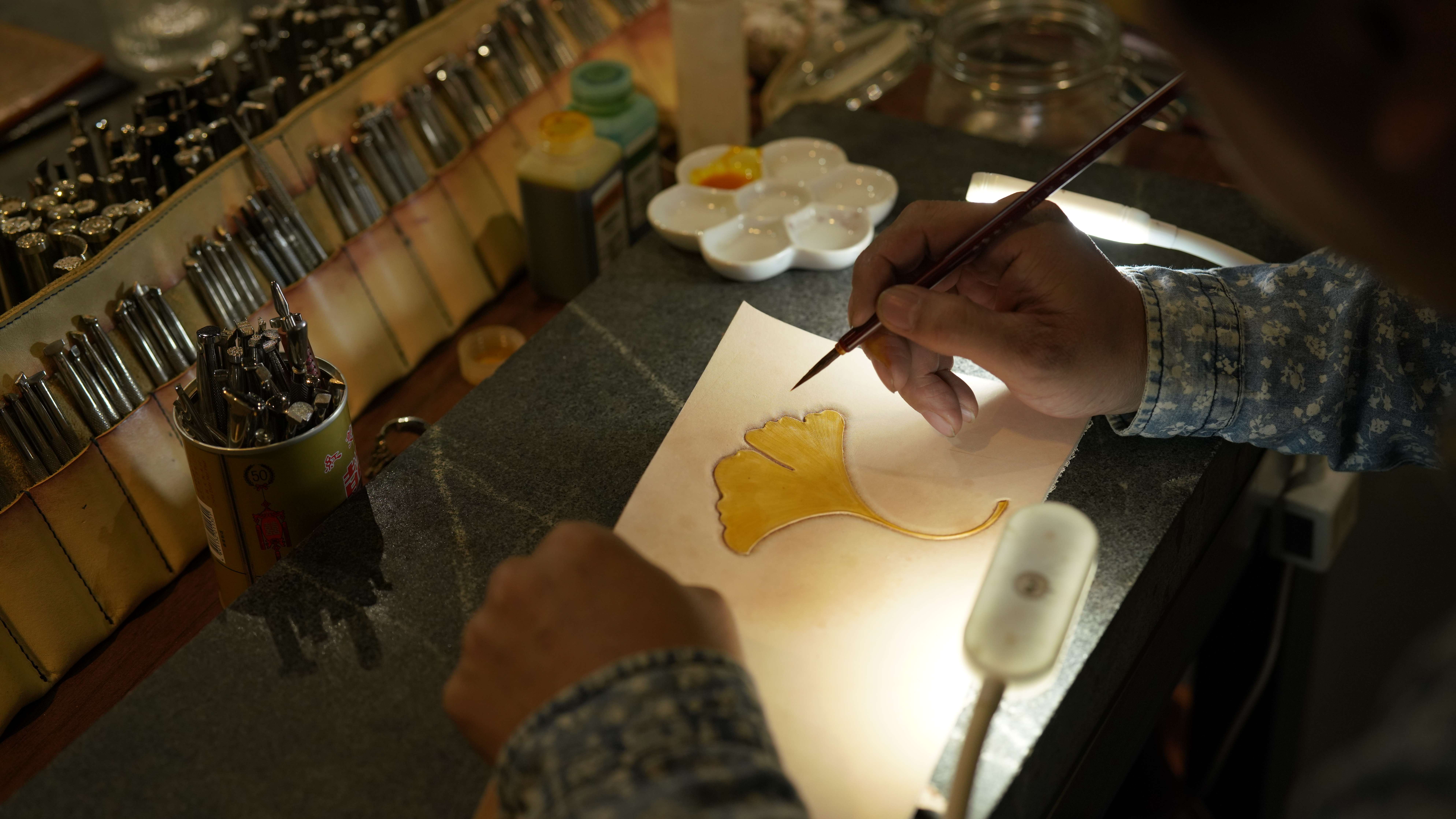 山海间有答案|雕一片叶——皮雕技艺